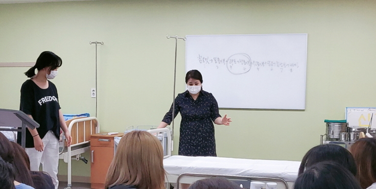 기본간호 수업중인 2003D 반 ★